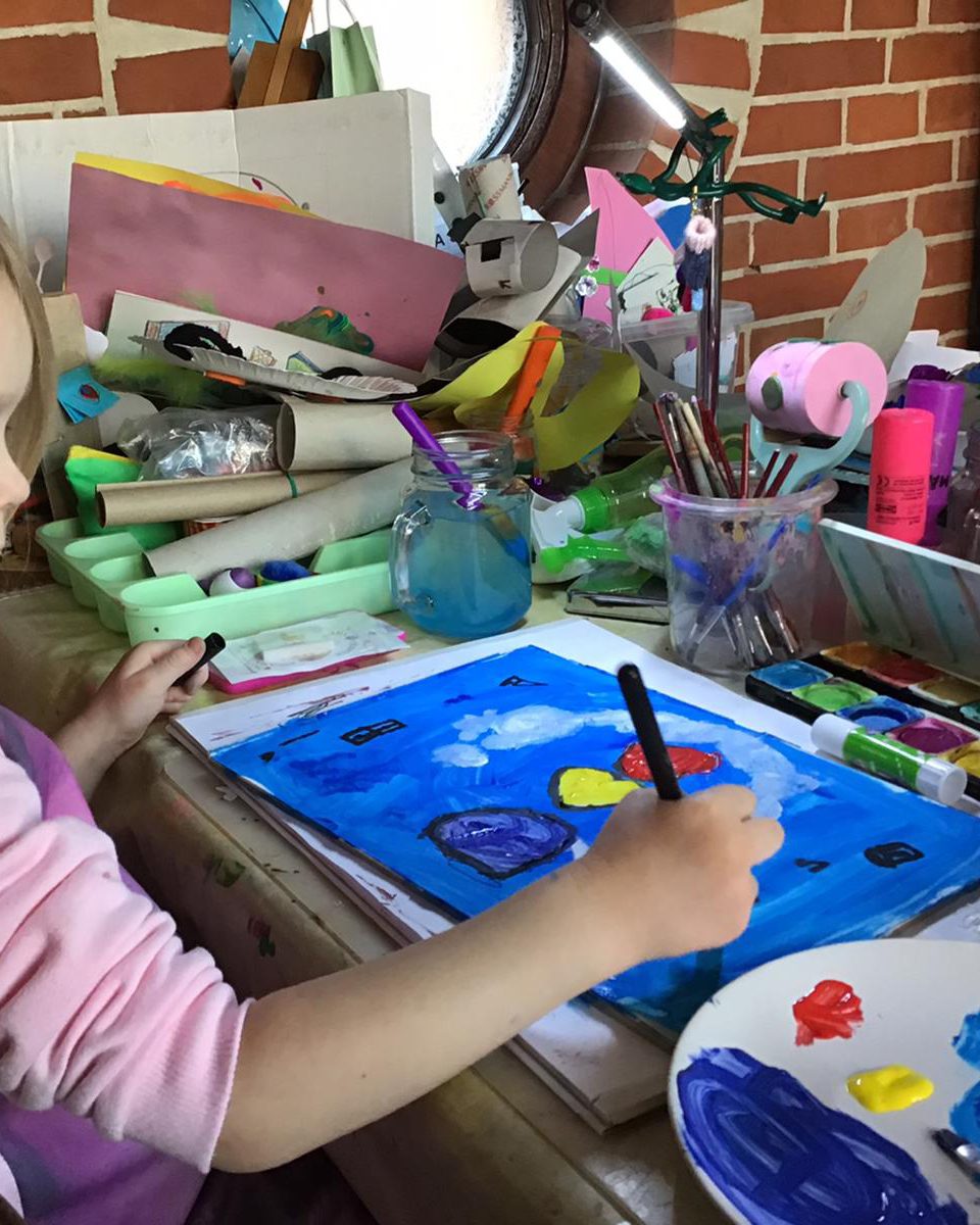 Kunst- und Kreativtherapie Sitzung mit Kindern