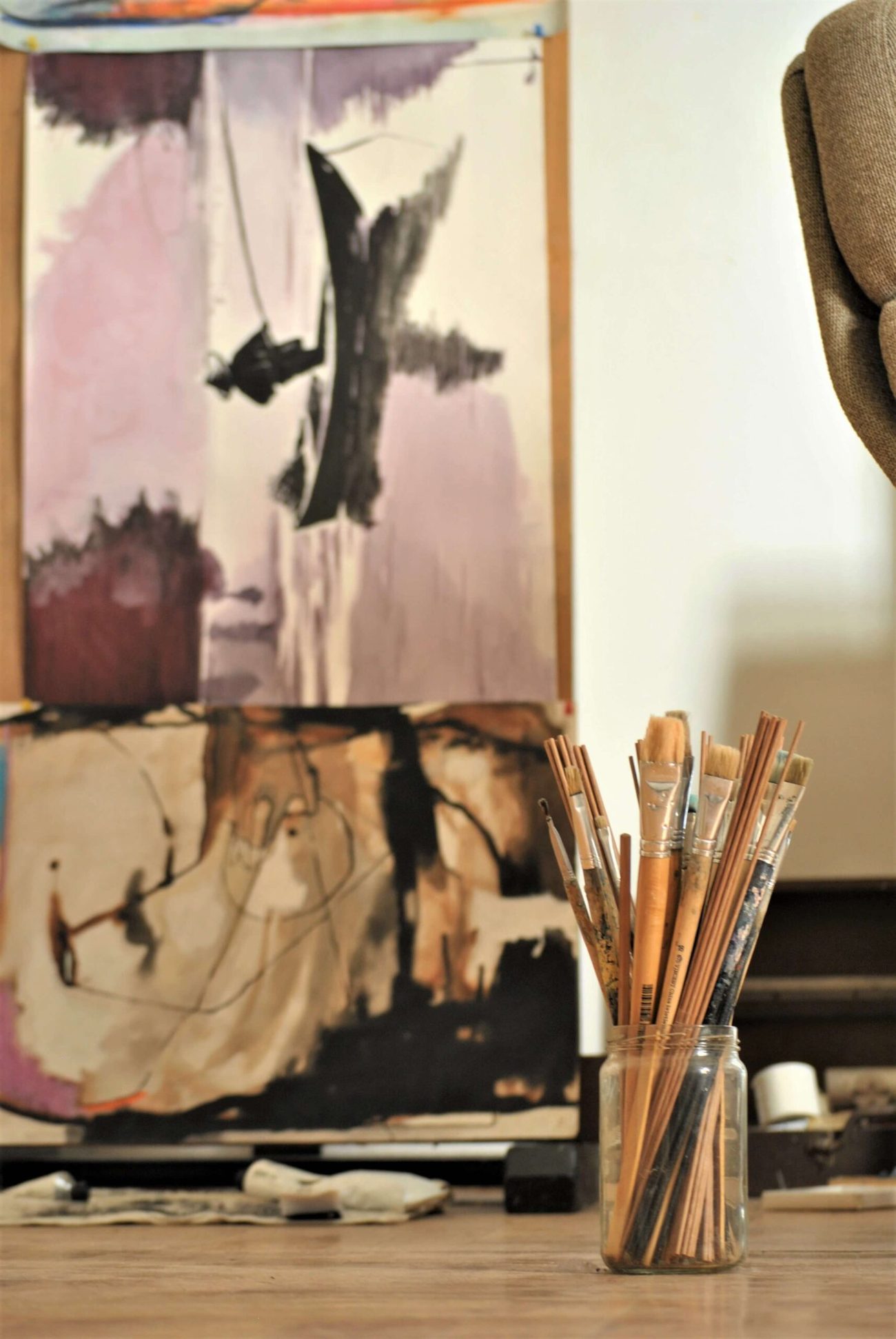 Atelier mit Pinseln und Bildern